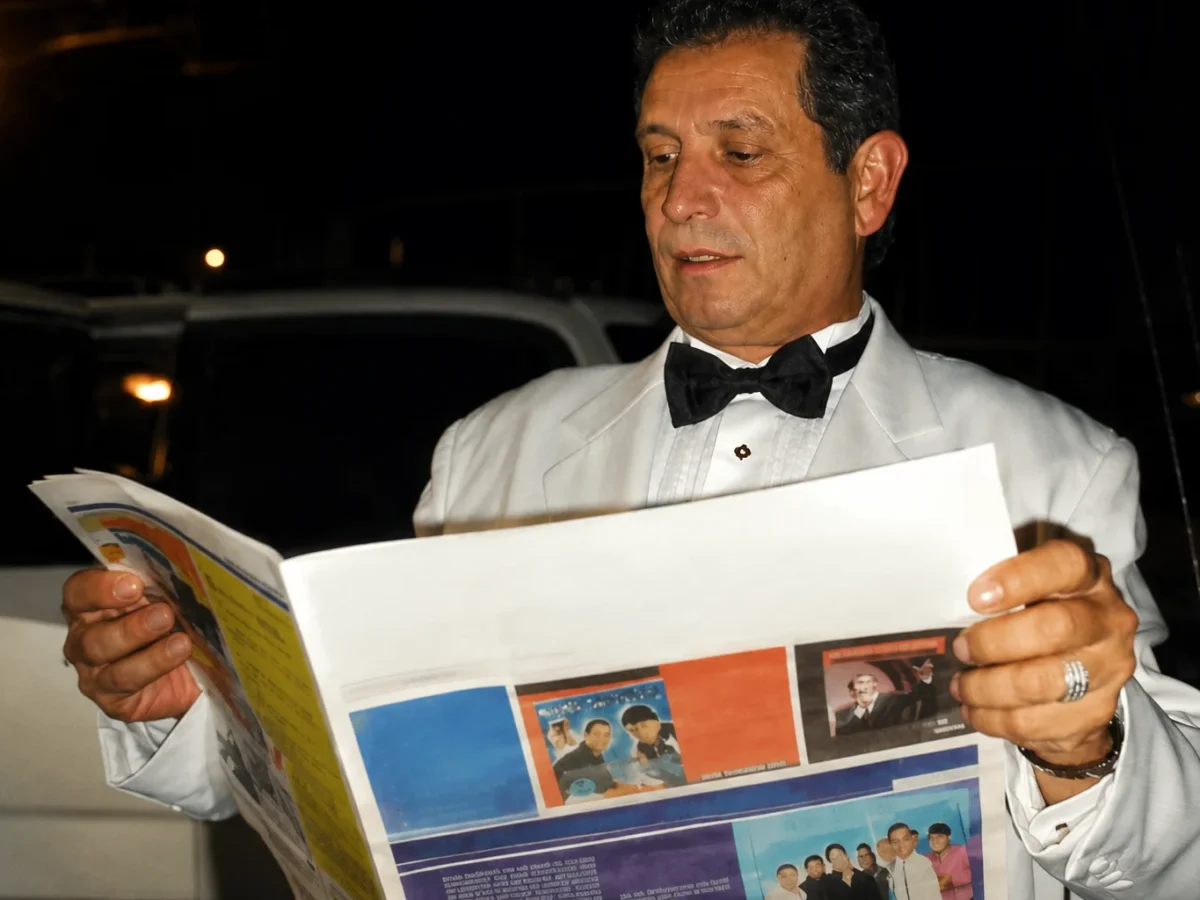 Darío Gómez leyendo una edición de la Revista Que Tal.