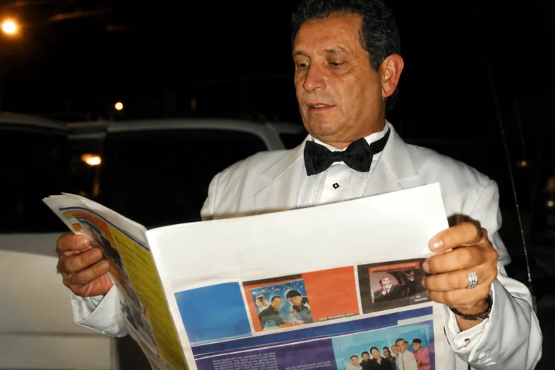 Darío Gómez leyendo una edición de la Revista Que Tal.
