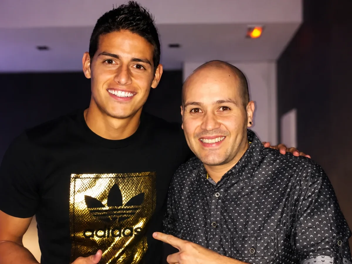 El futbolista colombiano James Rodríguez junto al cantante de cumbia colombiana Karval durante un encuentro en España.