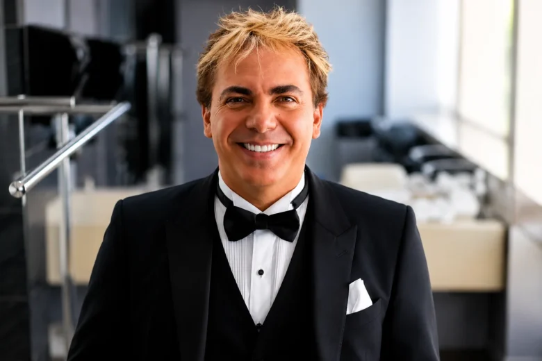 Cristian Castro, cantante mexicano reconocido por sus éxitos románticos y su trayectoria musical.