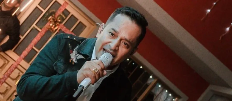 Freddy Burbano, cantante colombiano de música popular durante una presentación.