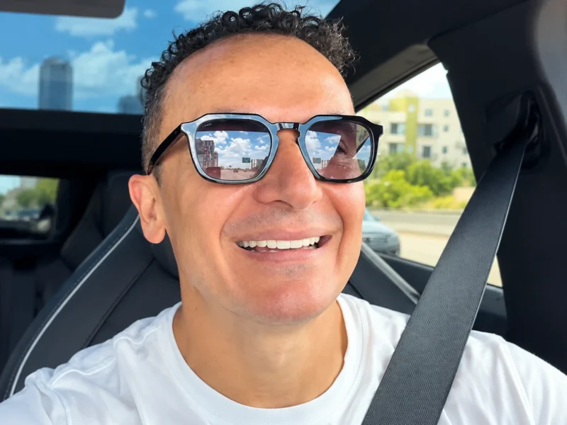 Fonseca, cantante colombiano conocido por Te Mando Flores