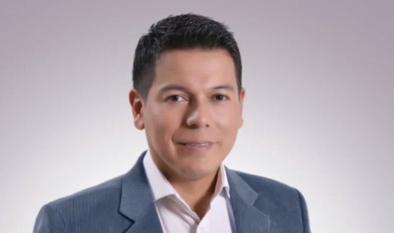 Fernando Burbano, cantante colombiano de música popular durante una presentación artística.