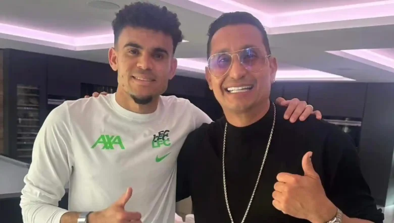 Futbolista colombiano Luis Díaz junto al cantante vallenato Hebert Vargas durante un encuentro en Liverpool.