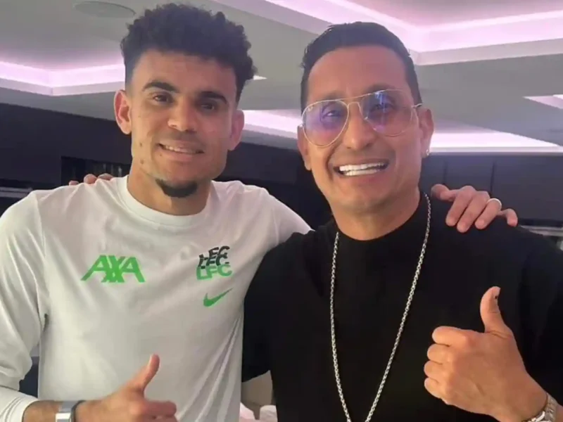 Futbolista colombiano Luis Díaz junto al cantante vallenato Hebert Vargas durante un encuentro en Liverpool.