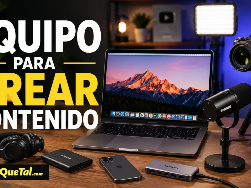 Equipo para crear contenido en redes sociales con computadora, cámara, micrófono y accesorios para grabar videos.