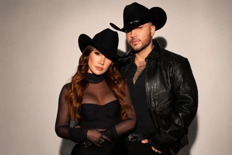 Paola Jara y Jessi Uribe durante la promoción de su álbum Despecho a 2 Voces, reconocido por Billboard entre los mejores álbumes de música latina.