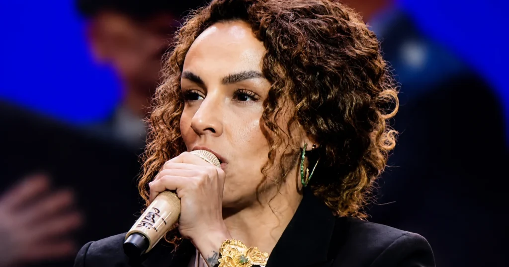 MAÍA cantando el Himno Nacional en la posesión de Abelardo de la Espriella