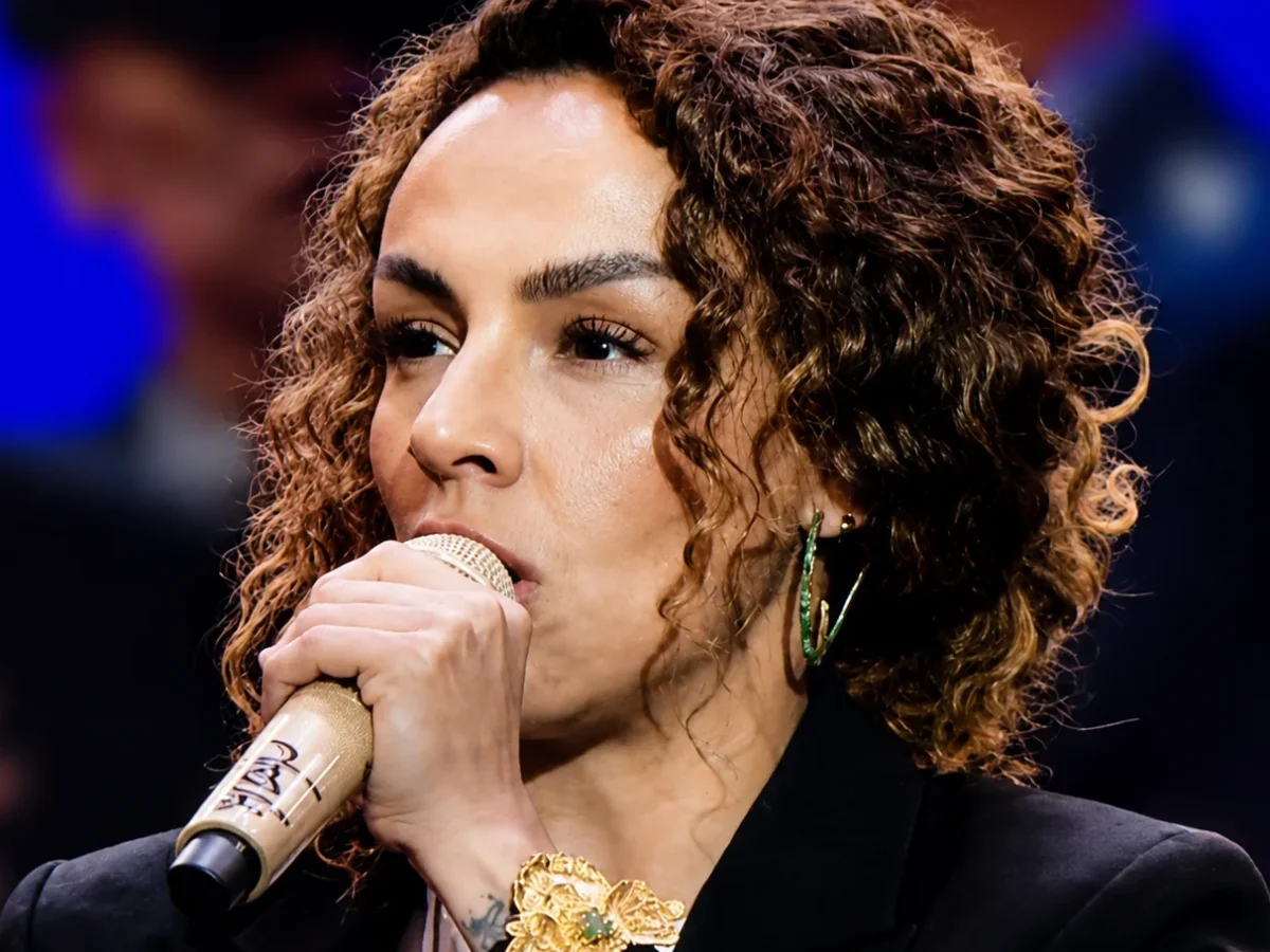 MAÍA cantando el Himno Nacional en la posesión de Abelardo de la Espriella