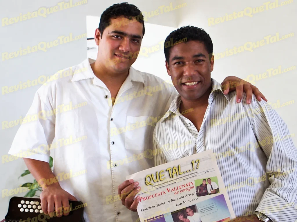 Kaleth Morales y Juank Ricardo con una edición impresa de Revista Que Tal