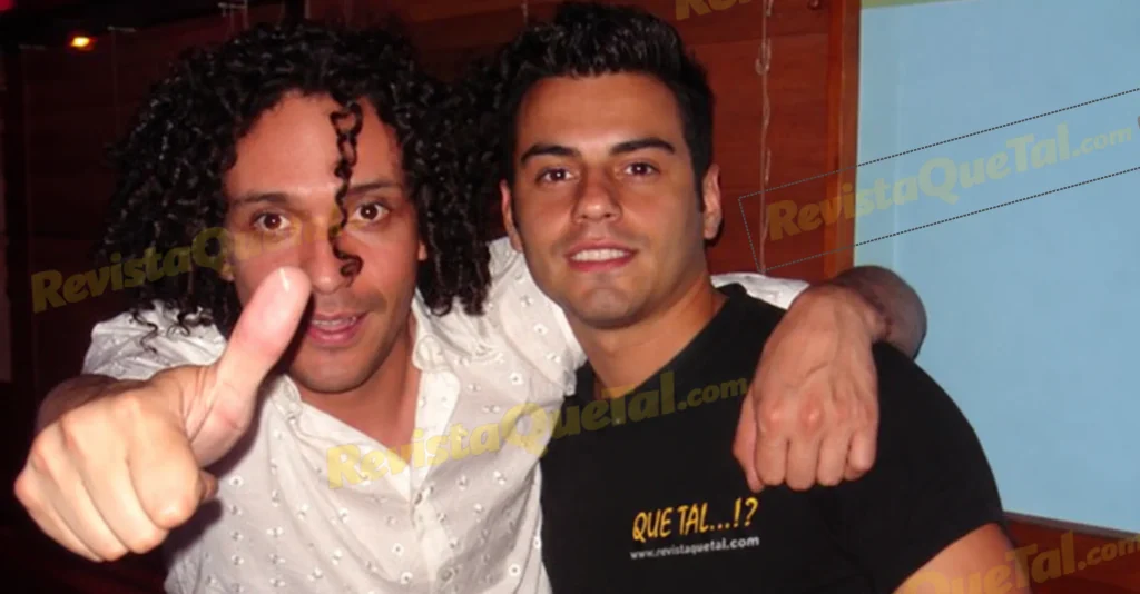 Andrés Cepeda junto al periodista Hugo Valencia de Revista Que Tal en una fotografía de archivo de aproximadamente 2011.