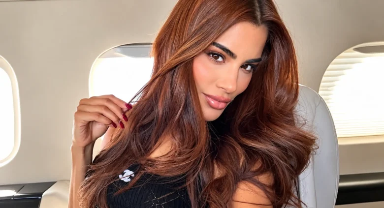 Ariadna Gutiérrez, modelo y exreina de belleza colombiana, posa con cabello castaño y vestido negro.