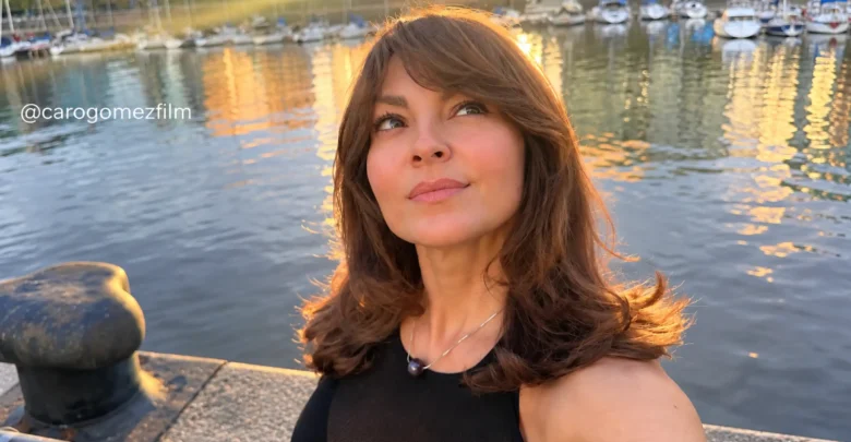 Carolina Gómez, exreina de belleza, actriz y presentadora colombiana, posa frente a un puerto deportivo.
