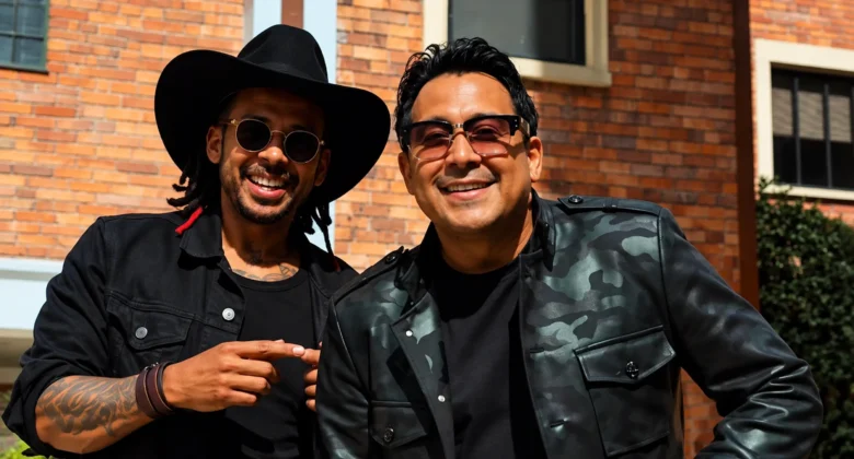 Dragón Rojo y Donny Caballero, integrantes del dúo colombiano Dragón y Caballero, posan juntos con gafas oscuras.