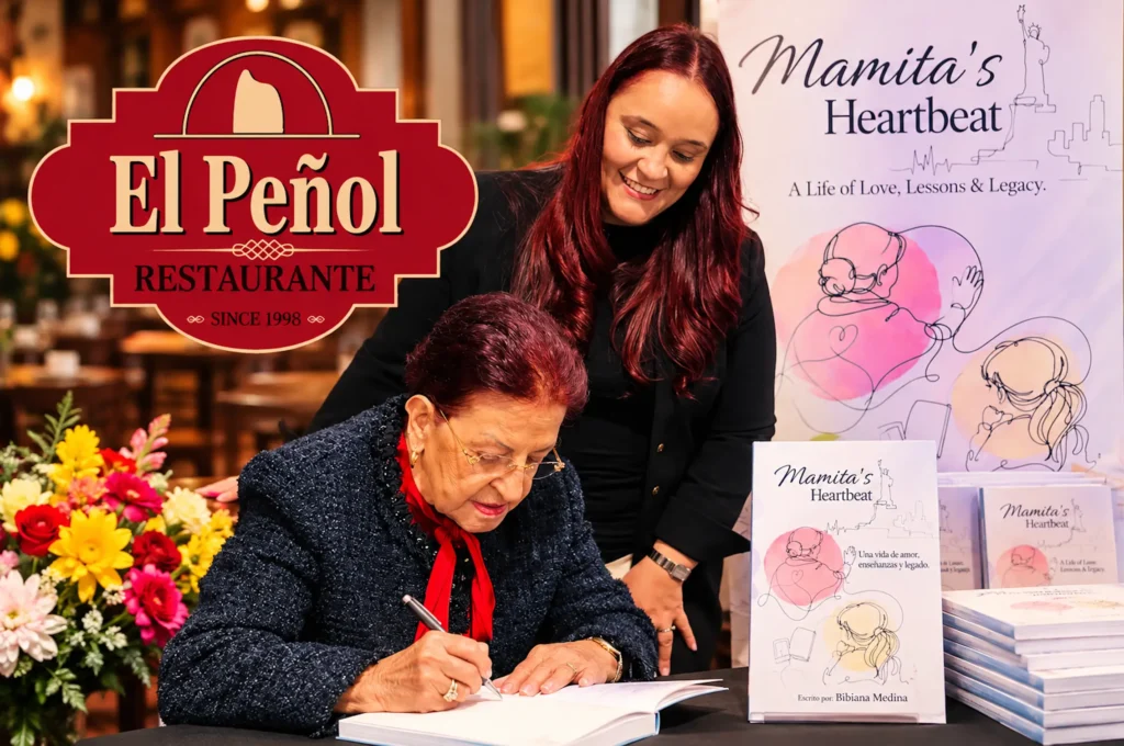 Marina Balbín firma un libro junto a su nieta Bibiana Medina, escritora de El Latido de Mamita, durante el lanzamiento en Boston.