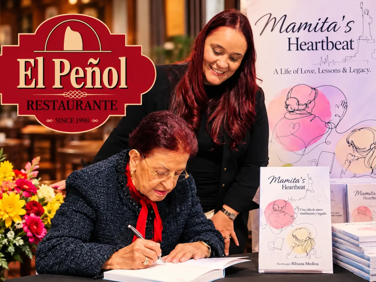 Marina Balbín firma un libro junto a su nieta Bibiana Medina, escritora de El Latido de Mamita, durante el lanzamiento en Boston.