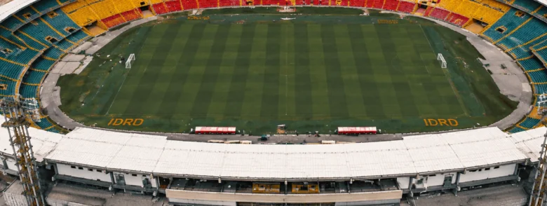 Vista aérea del estadio El Campín de Bogotá, escenario de los conciertos de BTS y la polémica por el estado de la grama.