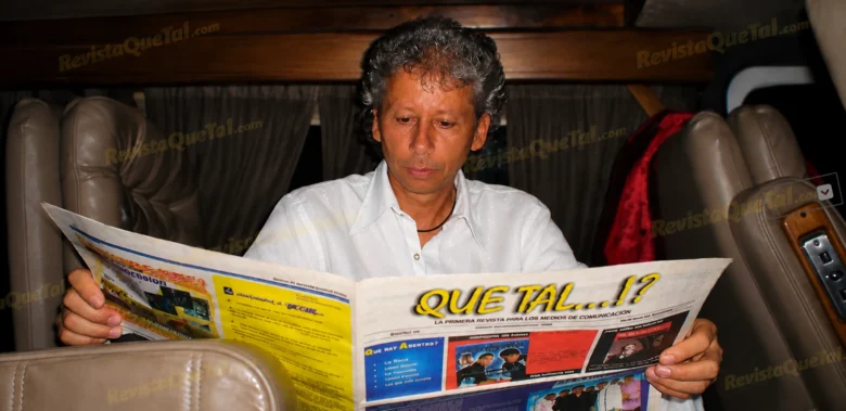 Galy Galiano leyendo un ejemplar impreso de Revista Que Tal