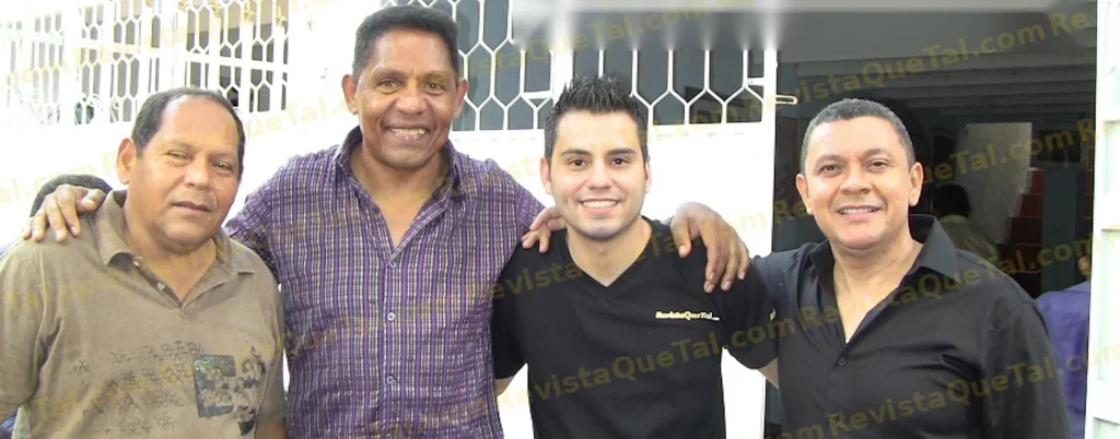 Israel Romero, Rosendo Romero y Pangue Maestre junto a Hugo Valencia en Valledupar, Colombia, en abril de 2011.