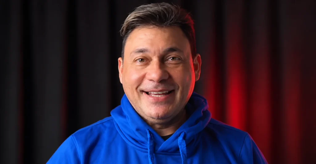Jean Carlos Centeno, cantante colombiano de vallenato y exintegrante del Binomio de Oro de América, con sudadera azul.