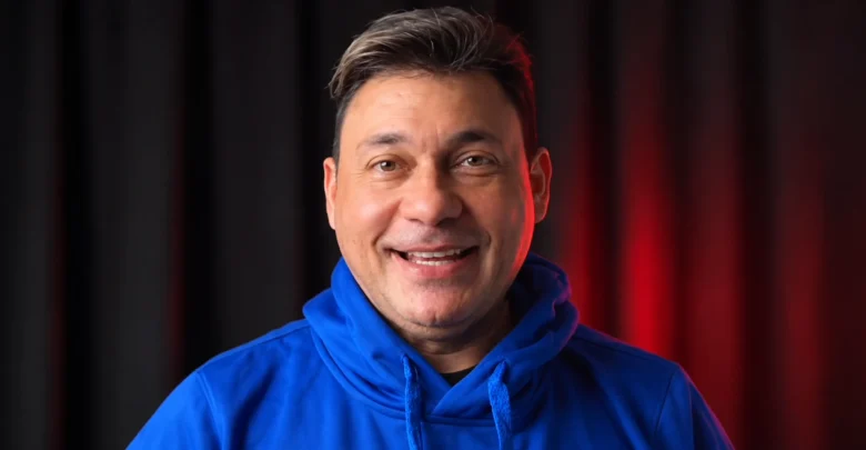 Jean Carlos Centeno, cantante colombiano de vallenato y exintegrante del Binomio de Oro de América, con sudadera azul.