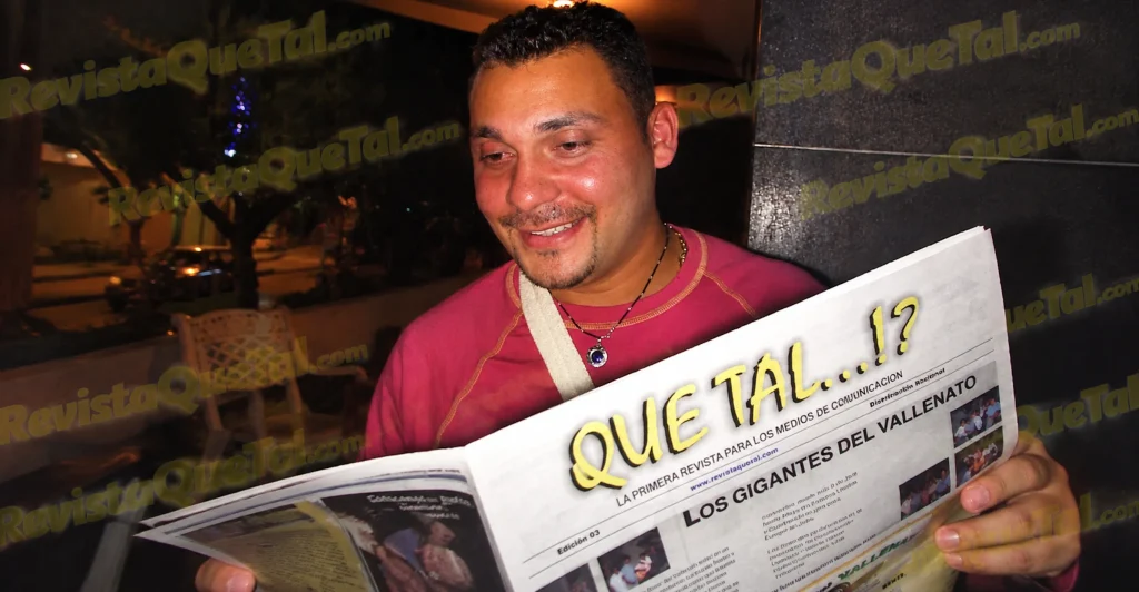 Jean Carlos Centeno sosteniendo un ejemplar impreso de Revista Que Tal en formato tabloide durante su circulación en Colombia.