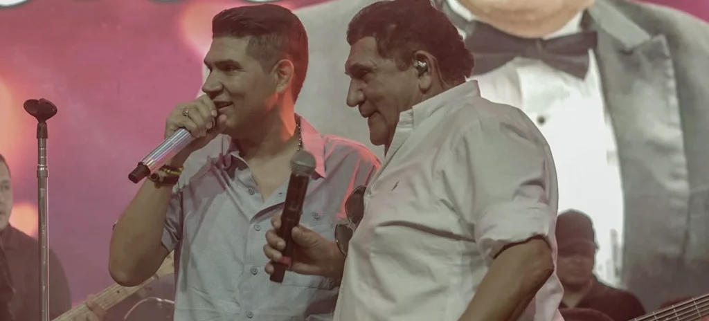 Kbeto Zuleta junto a su papá, el cantante vallenato Poncho Zuleta, durante una presentación musical.