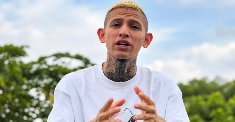 La Liendra, influencer colombiano Mauricio Gómez, con cabello rubio y tatuajes en el cuello.