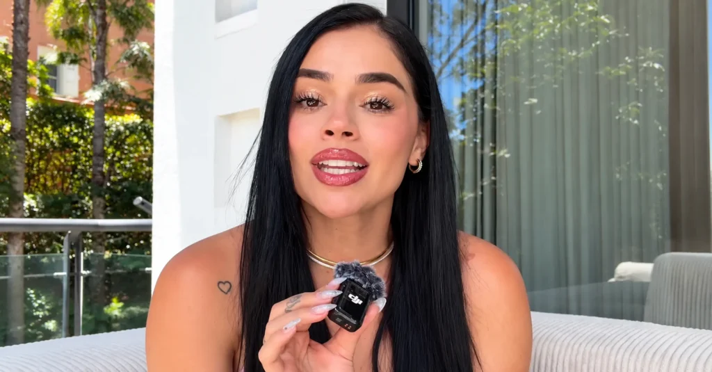La Segura, influenciadora colombiana Natalia Segura, con cabello negro y un micrófono en la mano.