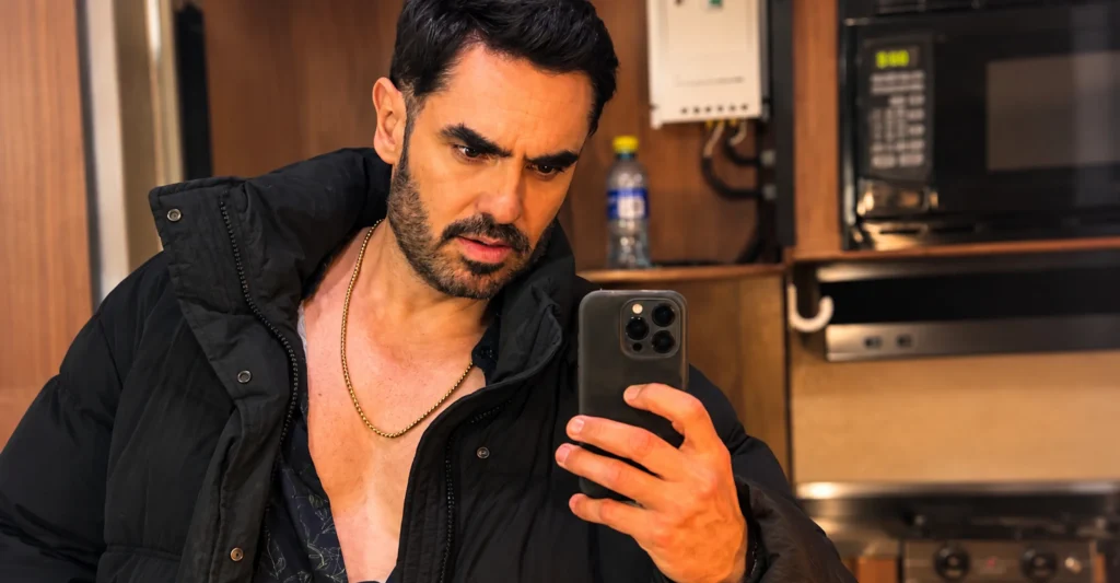 Lincoln Palomeque, actor colombiano de La reina del sur y Perfil falso, tomándose una fotografía frente al espejo.