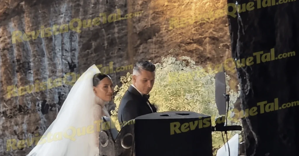 Luisa Fernanda W con vestido blanco y Pipe Bueno con esmoquin negro durante su boda