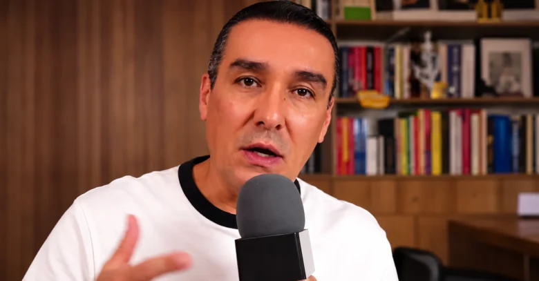 Matador, caricaturista colombiano cuyo nombre real es Julio César González Quiceno, durante una intervención frente a un micrófono.