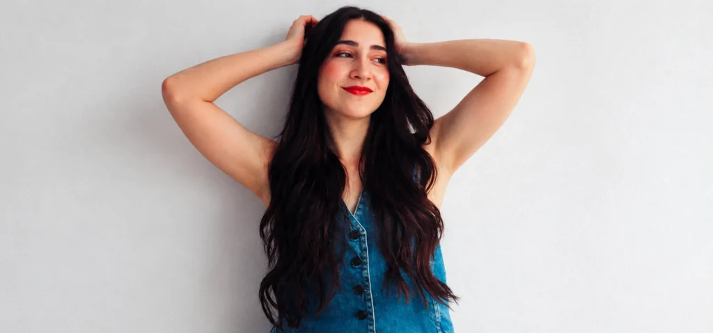 Olga Lucía Vives, cantante colombiana y exintegrante de Ventino, con vestuario de mezclilla azul.