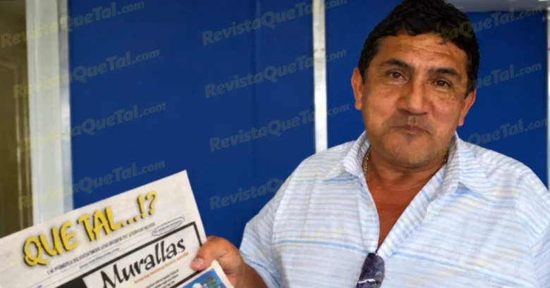 Poncho Zuleta sosteniendo un ejemplar impreso de Revista Que Tal durante la época de circulación del periódico en Colombia.