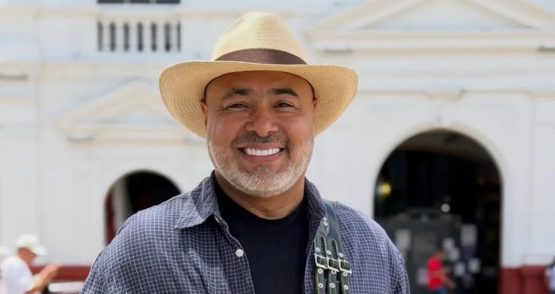 Risa Loca, humorista y cantante colombiano cuyo nombre real es Óscar Darío Monsalve, creador de Risa Loca y su Guachafita.
