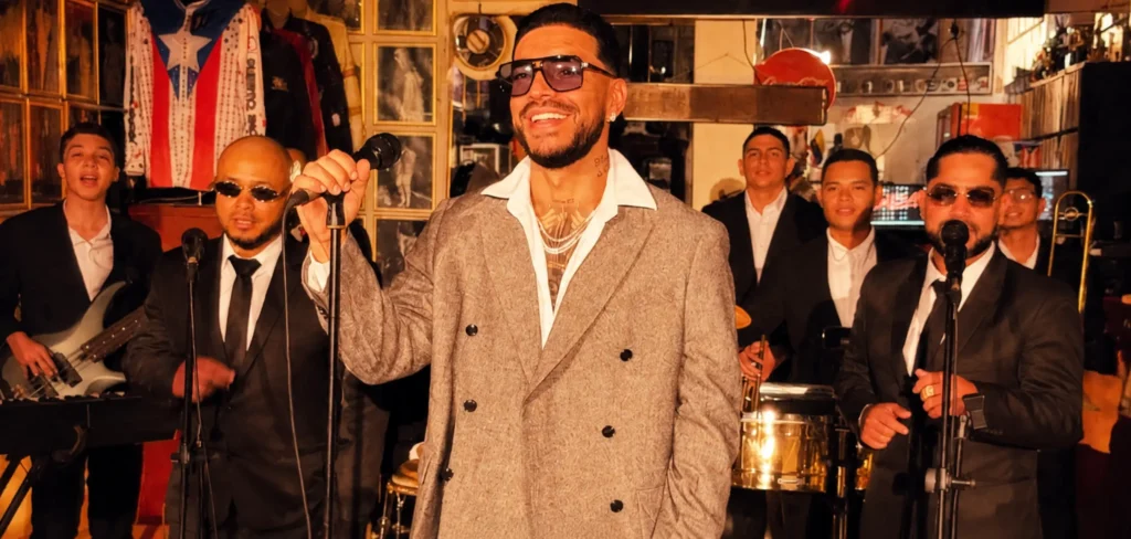 Ryan Castro junto a músicos durante la grabación del videoclip Lluvia (Awoo), su colaboración con Eddie Santiago en el Museo de la Salsa de Cali.