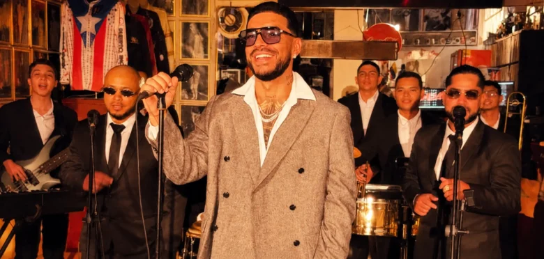 Ryan Castro junto a músicos durante la grabación del videoclip Lluvia (Awoo), su colaboración con Eddie Santiago en el Museo de la Salsa de Cali.